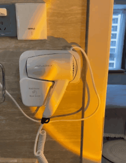 مجفف شعر جداري للاستخدام المنزلي - بقوة هواء عالية لتجفيف سريع وفعّال، تصميم عملي وأنيق يناسب جميع الحمامات، يوفر لك تجربة تصفيف مثالية